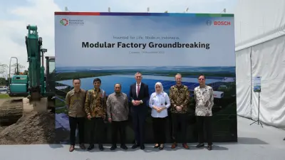 (Ki-Ka) Plant Director Bosch, Wibisana Hariadi, President of Bosch for Southeast Asia, Vijay Ratnaparkhe, Direktur Jenderal ILMATE Kementerian Perindustrian Republik Indonesia, Setia Diarta, Duta Besar Jerman untuk Indonesia, Ralf Beste, Managing Director Bosch Indonesia, Pirmin Rieger, Asisten Perekonomian dan Pembangunan Sekretariat Kabupaten Bekasi Ani Gustini serta Deputi Bidang Koordinasi Konektivitas, Kementerian Koordinator Pembangunan Kewilayahan, Odo R.M. Manuhut berfoto bersama di area yang akan menjadi lokasi pembangunan pabrik Bosch. Pabrik ini dirancang dengan konsep modular inovatif yang memungkinkan berbagai unit bisnis Bosch dengan proses produksi dan teknologi yang berbeda beroperasi dalam satu lokasi. Fasilitas baru ini bukan hanya menambah kapasitas, tetapi juga menjadi langkah transformasi yang memungkinkan Bosch membangun dan memperluas lini produksi dengan cepat dan efisien, sejalan dengan kebutuhan pelanggan dan dinamika pasar. 