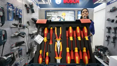 Pertama kalinya, Bosch Power Tools menghadirkan lini produk untuk sektor kelistrikan melalui 36 tipe alat manual berinsulasi bersertifikasi VDE yang mampu memberikan perlindungan hingga 1.000 V tegangan AC (alternating current) dan atau 1.500 tegangan DC (direct current)
