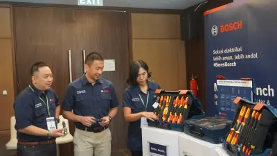 Edwin Irawan - Country Business Director Bosch Power Tools (tengah), Edwina Fitri Adlina - Marketing Manager Bosch Accessories Indonesia (kanan), dan Kevin Krisna Sadeli, Marketing Manager for Measuring Tools Bosch Indonesia (kiri) meluncurkan alat penguji tegangan listrik - non kontak GVD 1000-17 professional dan alat manual berinsulasi bersertifikasi VDE untuk mendukung teknisi kelistrikan bekerja lebih aman dan produktif. Kedua rangkaian produk ini menandakan lini baru dari Bosch Power Tools dalam menghadirkan solusi kerja bagi profesional di bidang kelistrikan.