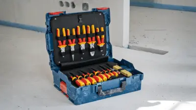 Pertama kalinya, Bosch Power Tools menghadirkan lini produk untuk sektor kelistrikan melalui 36 tipe alat manual berinsulasi bersertifikasi VDE yang mampu memberikan perlindungan hingga 1.000 V tegangan AC (alternating current) dan atau 1.500 tegangan DC (direct current)