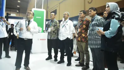 Bosch tampilkan inovasi berbasis perangkat lunak di Mobility Live Indonesia 2025 (Kiri - Kanan) Reynold Rumambi, Senior Sales Manager Power Solutions Bosch Indonesia tengah menjelaskan inovasi terbaru Bosch di sektor mobilitas, disaksikan langsung oleh Wakil Kepala Dinas Perhubungan Provinsi DKI Jakarta, Ujang Hermawan, Direktur Sarana dan Keselamatan Transportasi Jalan, Kementerian Perhubungan, Yusuf Nugroho, serta Analis Kebijakan Senior, Kementerian Koordinator Bidang Infrastruktur dan Pengembangan Wilayah Republik Indonesia, Arianto Wibowo serta para pengunjung lainnya di ajang Mobility Live Indonesia 2025, Kamis (6/11). Bosch hadir di ajang ini sebagai wujud komitmen dalam mendukung transformasi mobilitas di Indonesia, dengan menampilkan berbagai inovasi terbaru yang berfokus pada empat pilar utama: ADAS, Energi, Motion, dan Layanan (Service). Bagi Bosch, Indonesia berada pada momentum penting dalam evolusi mobilitasnya. Karena itu, Bosch berperan aktif menghadirkan solusi cerdas berbasis perangkat lunak yang dirancang untuk menjadikan mobilitas lebih aman, efisien, dan berkelanjutan. 