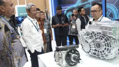 Bosch tampilkan inovasi berbasis perangkat lunak di Mobility Live Indonesia 2025 Reynold Rumambi, Senior Sales Manager Power Solutions Bosch Indonesia tengah menjelaskan inovasi teknologi Energi yaitu eAxle dan engine cooling fan. Disaksikan langsung oleh Direktur Sarana dan Keselamatan Transportasi Jalan, Kementerian Perhubungan, Yusuf Nugroho, serta Analis Kebijakan Senior, Kementerian Koordinator Bidang Infrastruktur dan Pengembangan Wilayah Republik Indonesia, Arianto Wibowo Inovasi terbaru Bosch eAxle mengintegrasikan motor, elektronika daya dan transmisi menjadi satu unit yang ringkas, sehingga dapat menghadirkan efisiensi tinggi serta mengurangi kehilangan energi pada kendaraan listrik. Engine cooling fan memastikan pengelolaan termal yang optimal, meningkatkan performa serta memperpanjang usia kendaraan, hal ini sangat penting khususnya di iklim tropis Indonesia. 