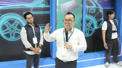 Bosch tampilkan inovasi berbasis perangkat lunak di Mobility Live Indonesia 2025 Reynold Rumambi, Senior Sales Manager Power Solutions Bosch Indonesia sedang menjelaskan inovasi terbaru Bosch yang menghadirkan solusi cerdas berbasis software yang mencakup empat pilar utama yaitu ADAS, Energi, Motion dan Layanan (Service). Bagi Bosch ini merupakan sebuah langkah penting untuk dapat meningkatkan keselamatan, efisiensi dan konektivitas serta menegaskan komitmen perusahaan dalam mendukung transformasi mobilitas di Indonesia 