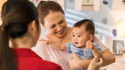 Seorang wanita menggendong bayi