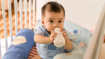 Seorang bayi dengan botol susu